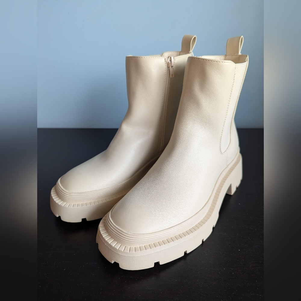 American Eagle Cream Chelsea Boots - Picture 6 of 16